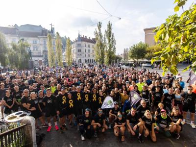 Udeleženci sobotnega Zlatega teka, dobrodelnega teka v okviru Ljubljanskega maratona in v sodelovanju z Inštitutom Zlata pentljica, otroci z rakom, 331 se jih je zbralo za dober namen (Foto: FB Inštitut Zlata pentljica)
