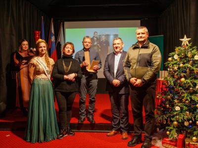 Peter Žuraj ob slavnostni podelitvi nagrade Zavoda za gozdove Slovenije. (Zavod za gozdove Slovenije)