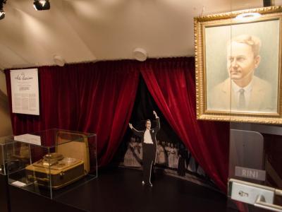 Na razstavi je med drugim na ogled tudi portret Ada Dariana, ki ga je naslikal slikar Rado Romih (Vir: FB Knjižnica Bistrica ob Sotli)