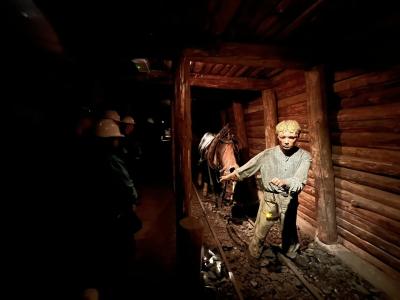 V Muzeju premogovništva Slovenije v Velenju se boste pod zemljo spustili z dvigalom iz leta 1888. (Foto: Muzej premogovništva Slovenije)