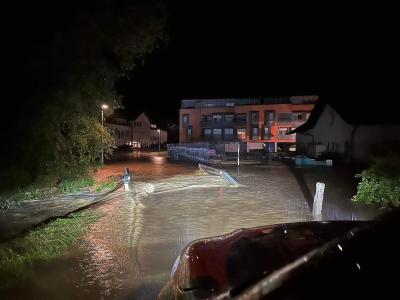 Več cest v središču Šmarja pri jelšah je poplavila voda. (Foto: PGD Šmarje)