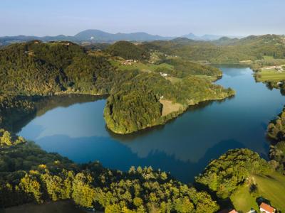 Praktično vsa zemljišča, ki so na prodaj, so pod gladino jezera, ob tem ne na območju celotnega jezera. (Foto: Šentjur tour)