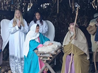 Utrinek z lanskoletnih živih jaslic v Studenicah, kjer so domačini in prostovoljci skupaj oživili svetopisemsko zgodbo Kristusovega rojstva. (Foto: TD Studenice)