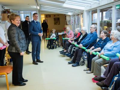 Premier Gobert Golob je v okviru regijskega obiska med drugim obiskal Dom upokojencev Šmarje pri jelšah. (Foto: Bor Slana/STA)