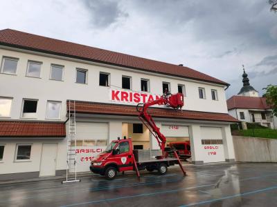Nameščanje napisa na nov objekt, ki bo gasilcem nudil pogoje za kakovostno delo. (Foto: FB PGD Kristan Vrh) 