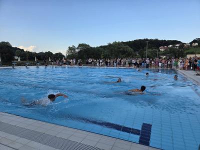 V bazenu je prva zaplavala izjemno uspešna slovenska plavalka, olimpijka Neža Klančar, v družbi nekaj otrok. (Foto: Štajerski val)