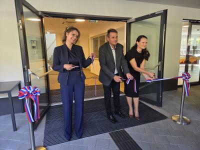 Jurijevo hišo so s prerezom traku odprli direktorica Doma starejših Šentjur Suazana Koštomaj, šentjurski župan Marko Diaci in vršilka dolžnosti generalnega direktorja Direktorat za starejše, dolgotrajno oskrbo in deinstitucionalizacijo Vesna Vodišek Razboršek, nekdanja direktorica šentjurskega doma starejših.