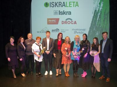 V akciji Iskra tedna za iskro leta besedo dobijo ljudje z najrazličnejših področij. Na odru je bila tako pisana druščina (Foto: Nataša Müller)