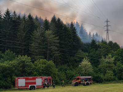 Gasilci okoliške prebivalce pozivajo, da se ne zadržujejo na območju požara, saj s tem ovirajo dostop intervencijskih vozil. Prav tako priporočajo, da v stanovanjskih objektih zaprejo okna in vrata zaradi širjenja dima. (Foto: PGE Celje)