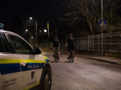 Policisti so mladoletnike, ki so sprva pobegnili, kmalu ujeli. (Fotografija je simbolična, UI)