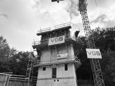 Na gradbišču stolpa Kristal v Rogaški Slatini je to jutro življenje izgubil 46-delavec, na katerega je padla betonska plošča. (Foto: Radio Štajerski val)