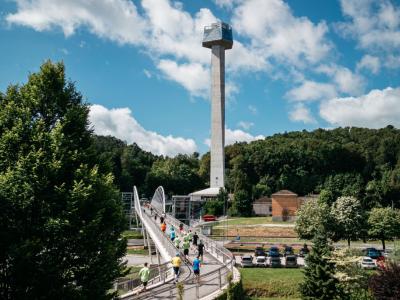 Razgledni stolp Kristal je turistična točka, na katero od odprtja v maju 2024 najbolj stavijo v Rogaški Slatini. Mimo vodi tudi Afroditin tek s Štajerskim valom, ki ga vsako leto v Rogaški pripravi naš radio. (Foto: arhiv Štajerskega vala/Potograf Production)