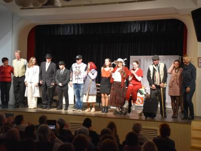 Dramska skupina Kozji rog je predstavo Grenlandija že trikrat razprodala na domačem odru. (Foto: FB DS Kozji rog)