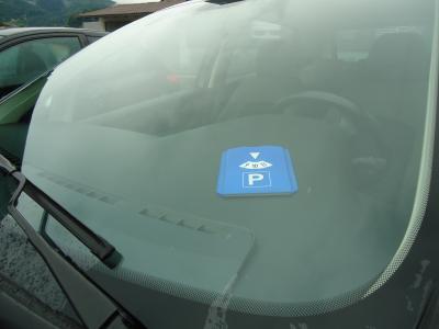 V konjiški modri coni je treba uro začetka parkiranja označiti s parkirno uro. (Foto: Štajerski val)