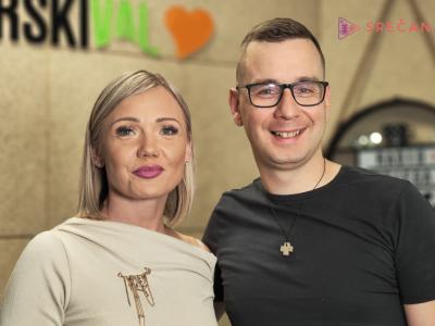 Dušan Poslek iz Rogatca, detektiv, nekdanji otroški filmski igralec in avtor knjige Ta otrok bo živel, z gostiteljico Srečanja na Štajerskem valu Majo Novak.