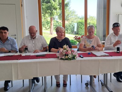 Dolgotrajna oskrba bo z decembrom zaživela tudi v praksi – prvi korak k temu je podpis pogodbe med DU Šmarje pri Jelšah in župani občin Šmarje pri Jelšah, Podčeztrtek, Kozje, Bistrica ob Sotli in Rogatec. (Foto: Radio Štajerski val).