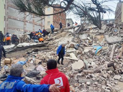 V Turčiji so se porušile tudi številne novejše zgradbe, zgrajene po letu 2004, ki bi morale biti po zakonodaji potresno varne. Ljudje so zato razočarani in kritični, da inšpektorji pri nadzoru gradenj ne opravljajo svojega dela.  (Foto: Društvo Rdečega polmeseca Turčije)