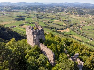 Kunšperški grad, ki je bil pozidan že v 12. stoletju, je danes v razvalinah. Od nekdaj številnih različnih objektov se je ohranil mogočni romanski obrambni stolp, del obzidja ter grajska kapela. (Foto: www.gradovislovenije.si)
