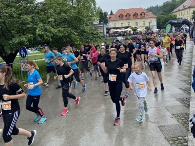 Najhitrejšim na 10 km v ženski kategoriji je nagrade predal slatinski župan Branko Kidrič. (Foto: Štajerski val)