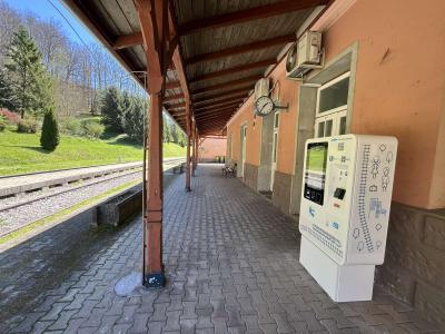 Tudi na železniških postajah v naših krajih že stojijo kartomati. Tale je v Rogaški Slatini. (Foto: Štajerski val)