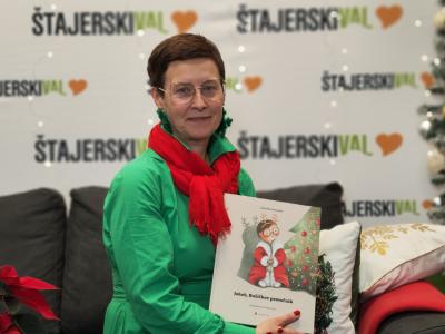 Jakobova mama, avtorica Lidija Šket Kamenšek, nas vabi, da preizkusimo recept za medenjake, ki ga prinaša njena slikanica Jakob, Božičkov pomočnik. Pravi, da po medenjakih po tem receptu večkrat diši tudi v njihovi domači kuhinji ... in da se najbolj obnese, če testo razvaljamo malo bolj na debelo. Da nastanejo odlični medenjački, pa smo preizkusili tudi radijci Štajerskega vala! (foto: Štajerski val)