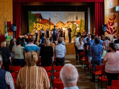 Slavnostna podelitev letošnjih občinskih priznanj s kulturnim programom je bila v nedeljo v Domu kulture Dobje. (Foto: Boštjan Jager)