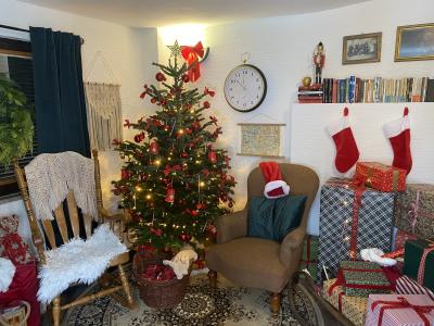 V Šentjurju lahko obiščete Božičkovo pisarno. Božiček, ki je svoj obisk napovedal 15. decembra, vabi, da si jo ogledate vsak dan med 9. in 19. uro in v njej posnamete, kakšno fotografijo. (Foto: Štajerski val)