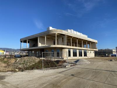 Gradnja novega upravno-poslovnega kompleksa Komunale Slovenska Bistrica je približno na polovici. (Foto: Štajerski val)