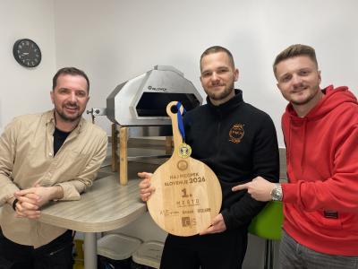 Lovro in Davor sta Marka Maka najprej povabila pred radijski mikrofon, nato pa še v radijsko kuhinjo, kjer je za nas pekel odlične pice. (Foto: Štajerski val)