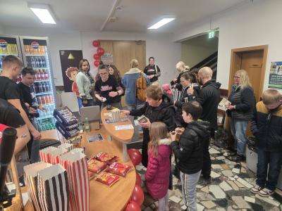 Gledalci pred začetkom prve projekcije. (Foto: Kino Mozirje)