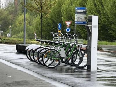 Vzdrževanje sistema izposoje koles je občino Podčetrtek mesečno stalo okoli 1.500 evrov, predvsem zaradi logistike in prevoza koles med postajami. (Foto: Radio Štajerski val)