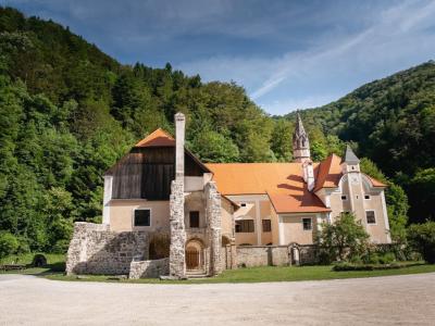 Kartuzijo Jurklošter, ki se je v srednjem veku imenovala Vallis sancti Mauritii oziroma Dolina svetega Mavricija, je okoli leta 1170 ustanovil krški škof Henrik I. Šlo je za eno prvih kartuzij na območju današnje Slovenije.(Foto: Občina Laško)