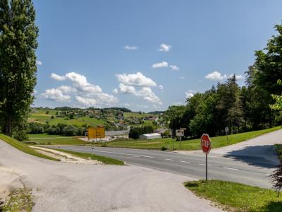 Križišče na vrhu Smehovega brega je stičišče glavne ceste in dveh lokalnih. (Foto: Občina Šmarje pri Jelšah)