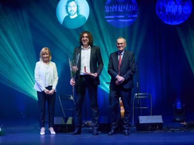 Miha Slapnik je priznanje konjiške občine prejel za izjemno vsestransko umetniško ustvarjanje in mentorstvo, uspehe na področju gledališke igre, režije in glasbe. (Foto: Občina Slovenske Konjice)