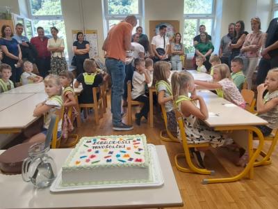 V šolske klopi so danes prvič sedli tudi prvošolci Osnovne šole Podčetrtek. (Foto: Štajerski val) 
