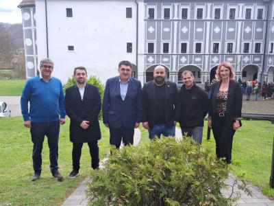 Urban Videtič iz Čokoladnice Olimje, direktor Turizma Podčetrtek Boštjan Misja, župan Peter Misja ter člani organizacijskega odbora Janez Žagar, Matija Jagrič  in Karmen Cvirn ob predstavitvi festivala. (Foto: Radio Štajerski val)