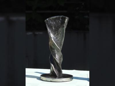 Na prireditvi Forma vivi Makole 2023 sta Brin in Andrej Naterer stopila v ospredje z manjšo, a izjemno simbolično skulpturo iz kovanega železa. (Foto: Milan Sternad)