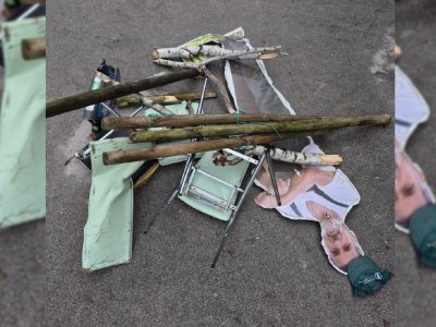 Na progo so bili namerno postavljeni stoli s kovinskim ogrodjem, oglasna tabla, kuhinjski nož, posamezni deli mestnega kolesa in debelejše vejevje. (Foto: Slovenske Železnice)