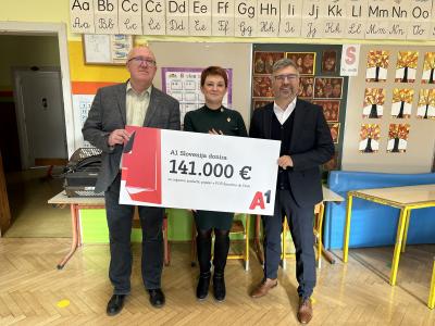 Podjetje A1 Slovenija je skupaj s poslovnimi partnerji zbralo denar in donacijo tokrat namenilo za obnovo šole po poplavah. (Foto: A1 Slovenija)