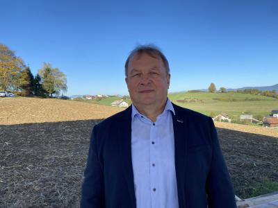 Matjaž Kovačič je odraščal na Kamenem, kjer živi še danes. Je kmetovalec in skupaj s sinovoma vodi podjetje za popravilo traktorjev in kmetijske mehanizacije. Ob tem je tudi predsednik Mestne skupnosti Šentjur. (Foto: Štajerski val)