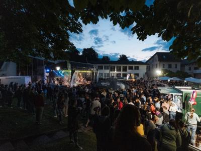 Šmarska noč s Štajerskim valom je povsem napolnila ploščad pred šmarskim kulturnim domom. (Foto: Štajerski val/Matic Javornik) 