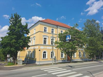 Novo fasado je stara šola v Šmarju pri Jelšah dobila maja lani. (Foto: Štajerski val) 