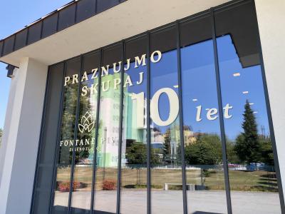 Na Fontani piv Zeleno zlato se je v desetih letih predstavilo več kot 60 slovenskih mikropivovarjev z več kot sto različnimi craft pivi, obiskovalcem pa so natočili skoraj 200 tisoč litrov piva. (Foto: Štajerski val)
