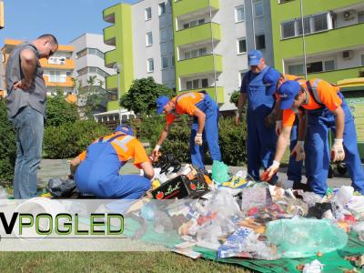 Takole izgleda nadzor nad pravilnostjo ločenega zbiranja odpadkov, ki ga sodelavci Simbia opravijo v družbi s pristojnim inšpektorjem. (Foto: Simbio)