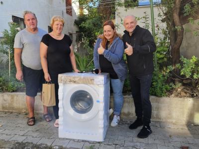 Katja in Silvester sta Janezu in Mariji iz Luč dostavila nov pralni stroj (Foto: Štajerski val)