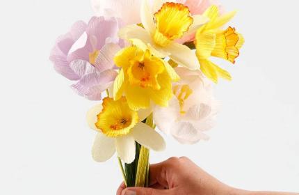 Šopek narcis iz krep papirja