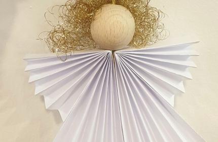 Angel iz papirja z zlatimi lasmi