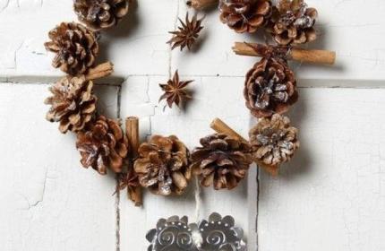 Adventni venček iz storžev, cimetovih palčk in janeževih zvezd