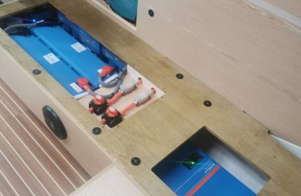 Prilagojena nadgradnja električnega sistema za jadrnico