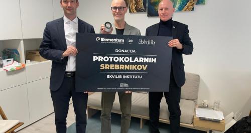 Elementum z donacijo protokolarnih srebrnikov podprl Ekvilib inštitut